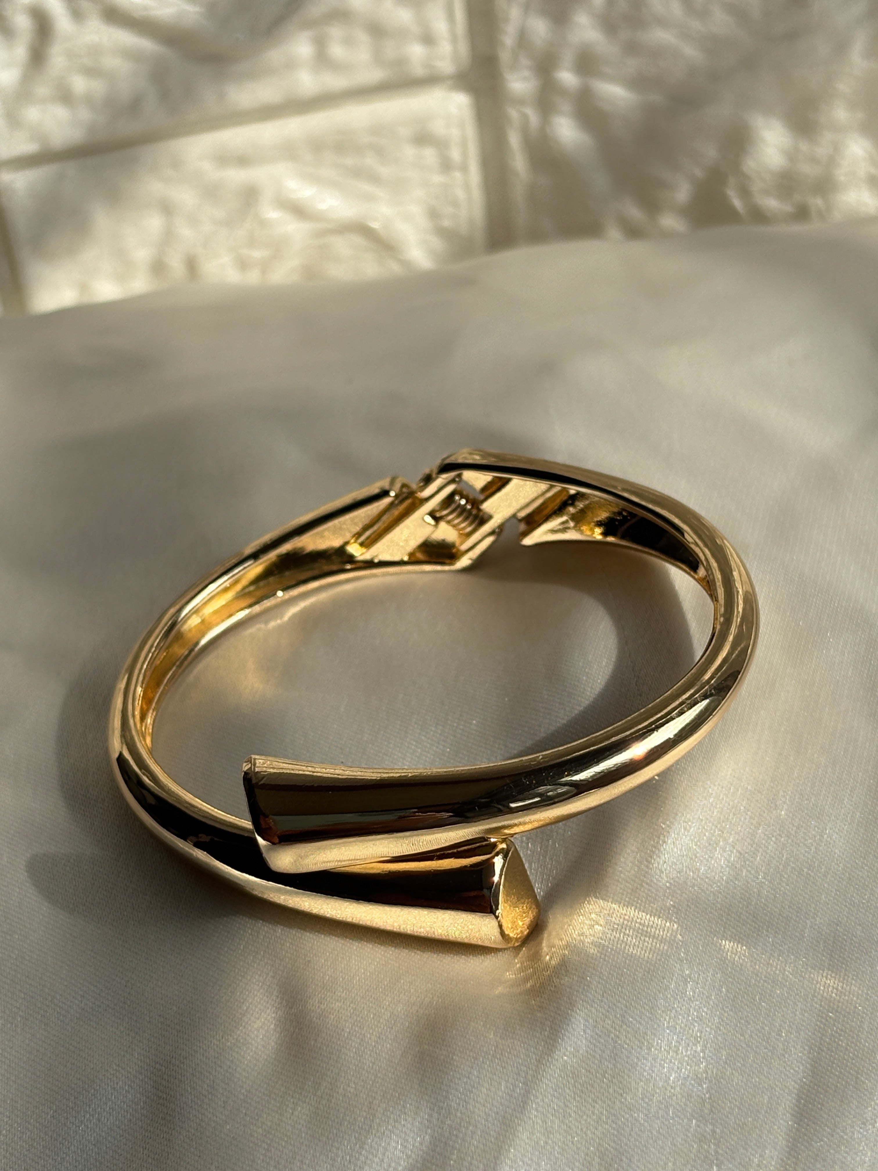 Chic Anti-Tarnish Gold-Toned Bracelet – Classic Minimalist Design