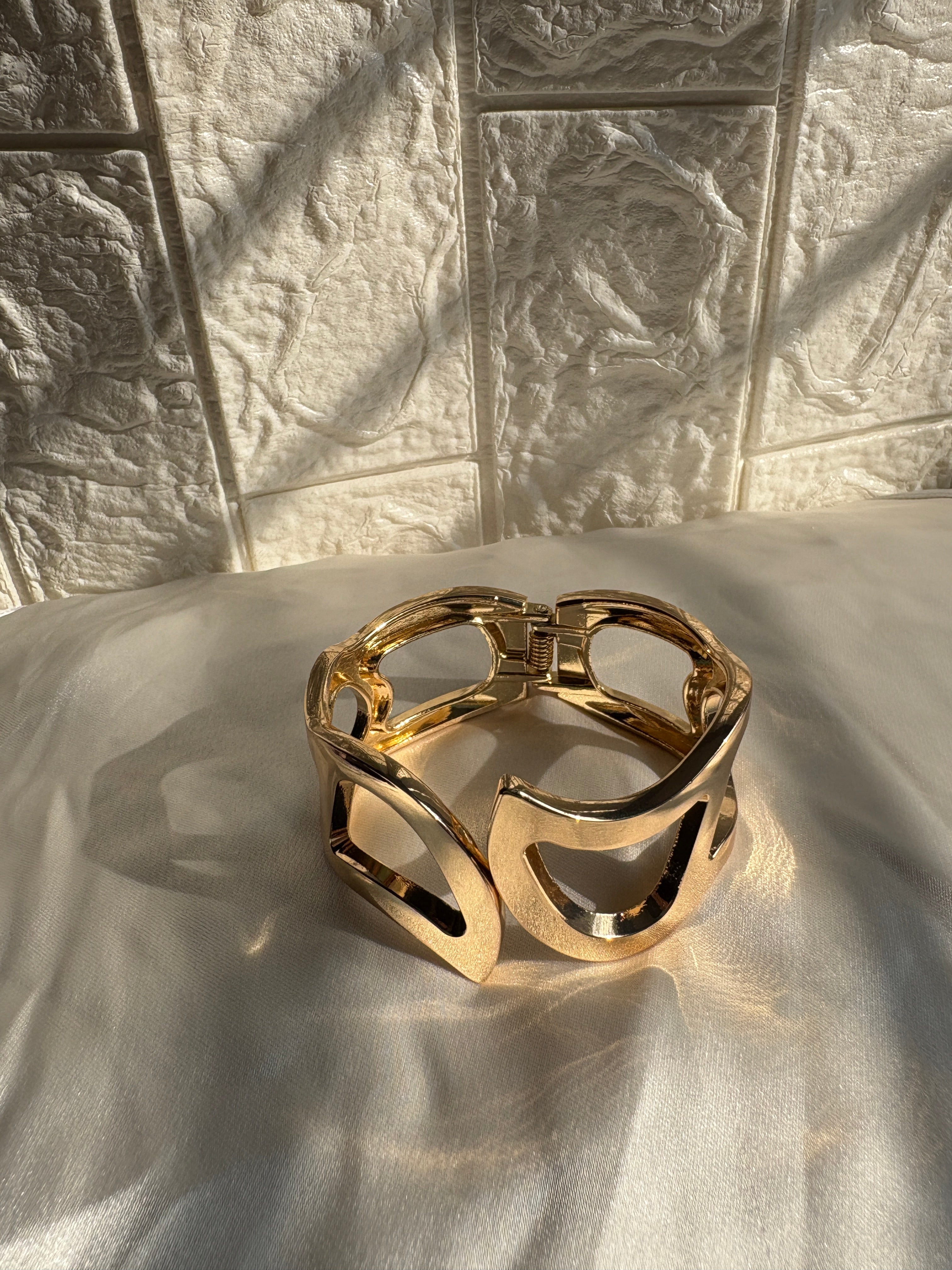 Bold Wave Anti-Tarnish Bracelet