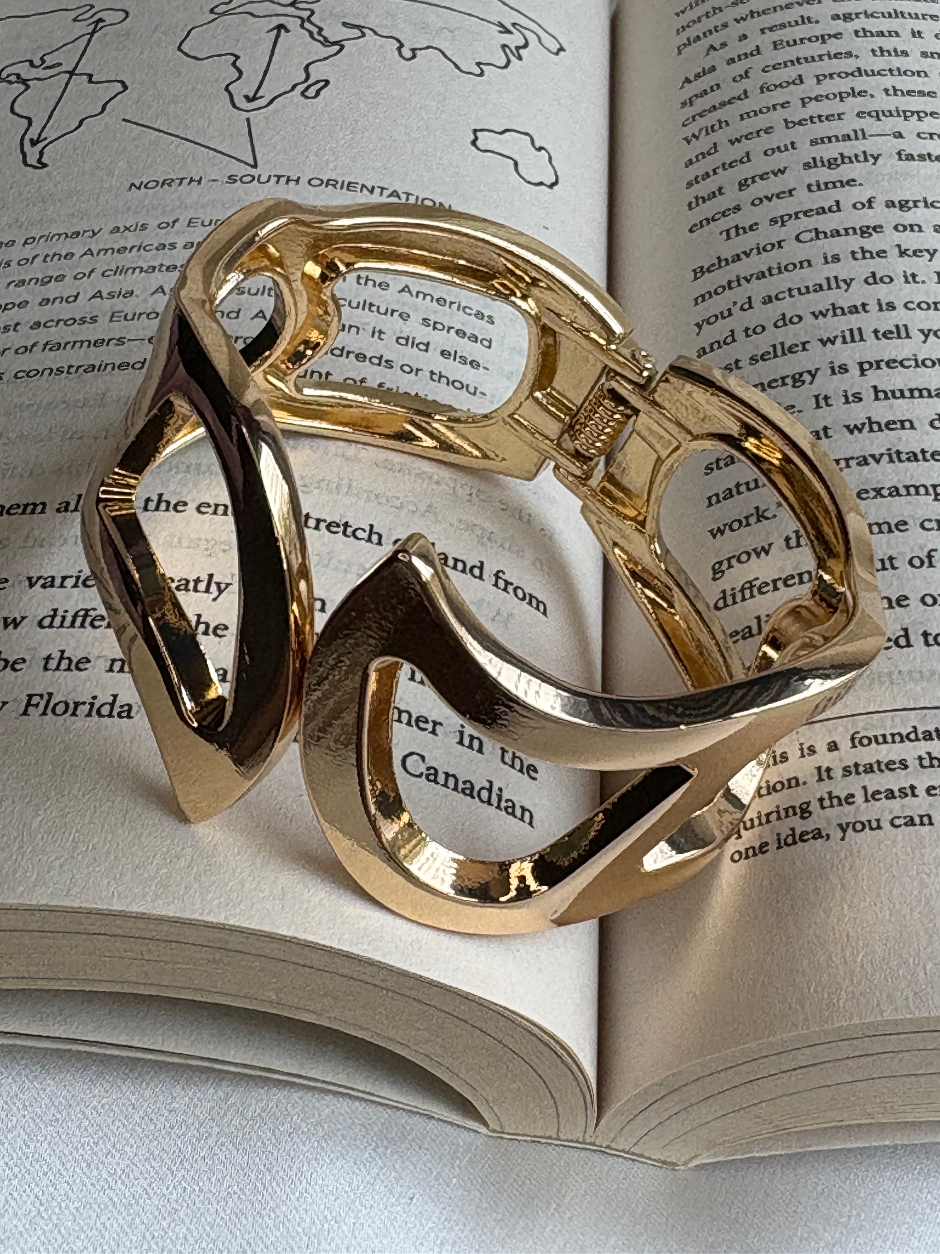 Bold Wave Anti-Tarnish Bracelet