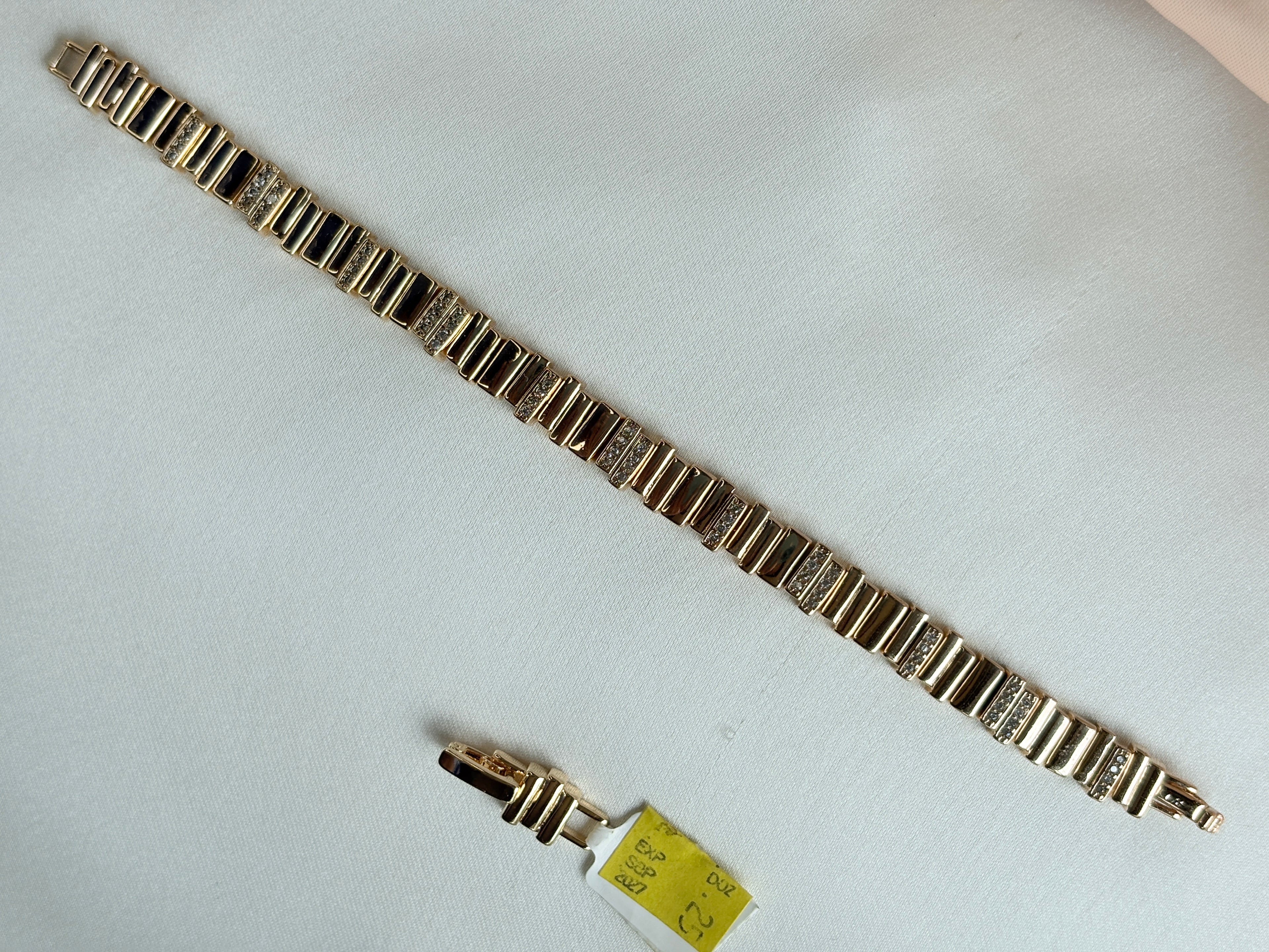 Timeless Adjustable Gold Bracelet – Elegant Linked Design