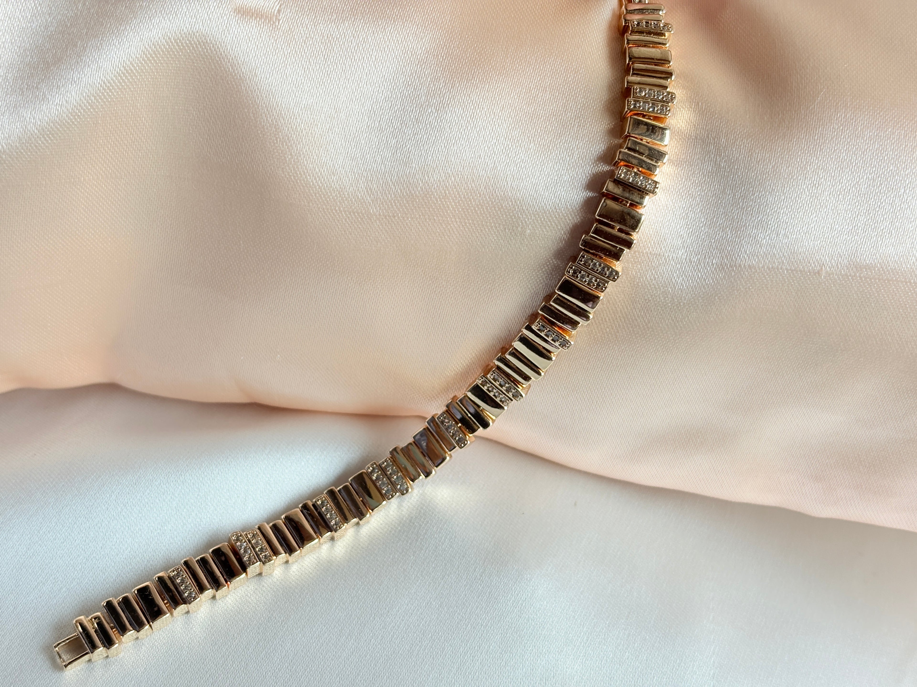 Timeless Adjustable Gold Bracelet – Elegant Linked Design