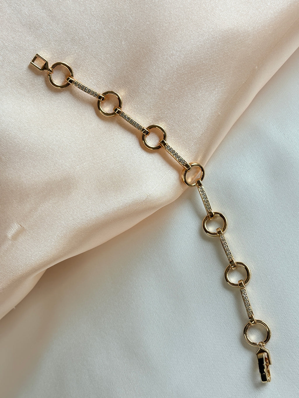 Elegant  Gold Bracelet – Adjustable Fit, Modern Circles