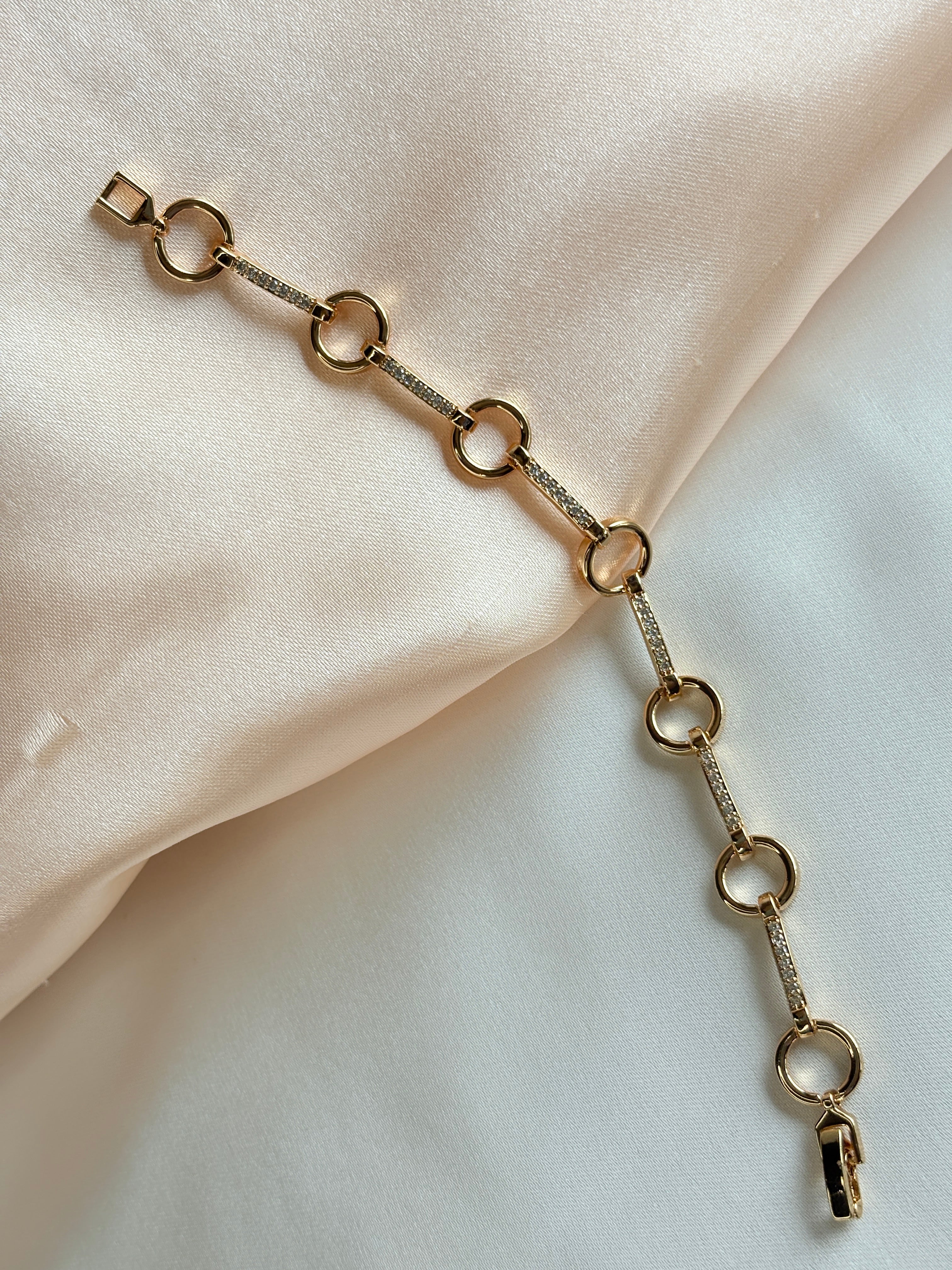 Elegant  Gold Bracelet – Adjustable Fit, Modern Circles