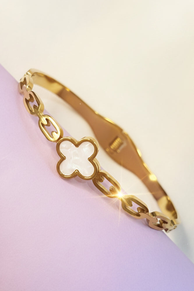Mother-of-Pearl Clover Anti-Tarnish Chain Bangle Bracelet
