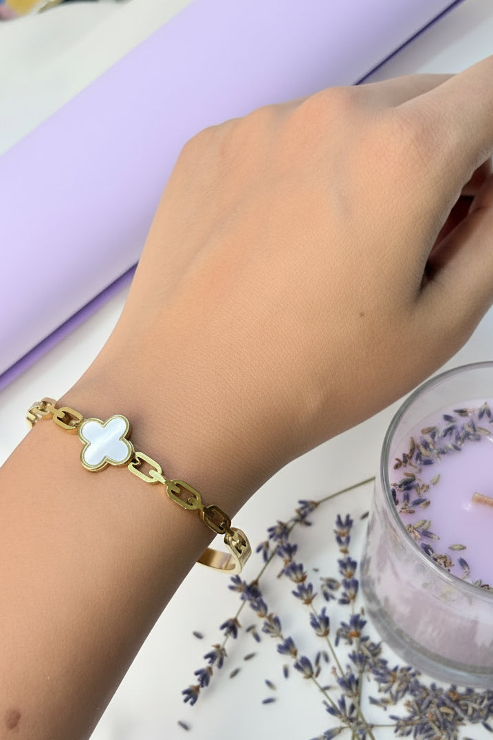 Mother-of-Pearl Clover Anti-Tarnish Chain Bangle Bracelet